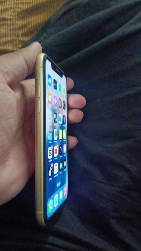 iPhones xr 128 gp total  original just corner little betry health 81 1