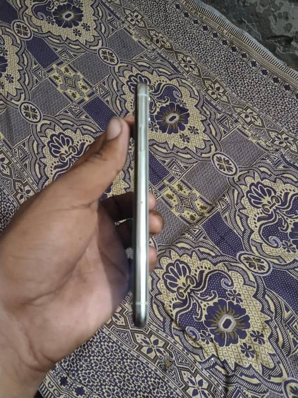 Iphone 11 Pro PTA 64 GB 4