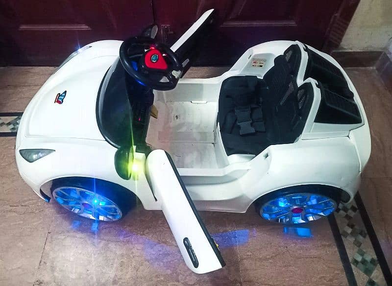 Kids ferrari car,with swing mode,Dual batteries,lights in wheels,music 3