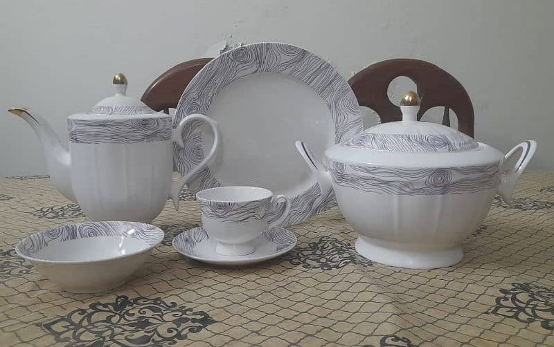 DINNER SET | 61 PIECES | 8 PERSONS SERVING | GREEN CROCKERY 1