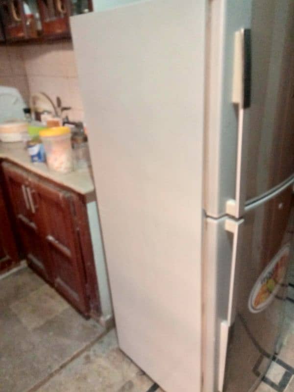 dawlance fridge slightly used good condition 3