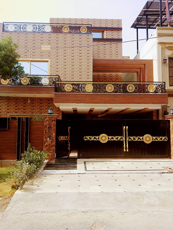 10 MARLA BREAD NOW MODERN LUXURY HOUSE AVAILABLE FOR SALE IN FORMANITES HOUSING SCHEME BLOCK -D LAHORE. 19