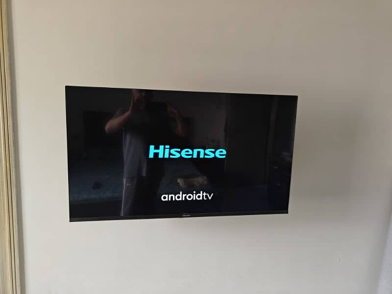 Hisense 40 inch bezelless 4k Les tv 2