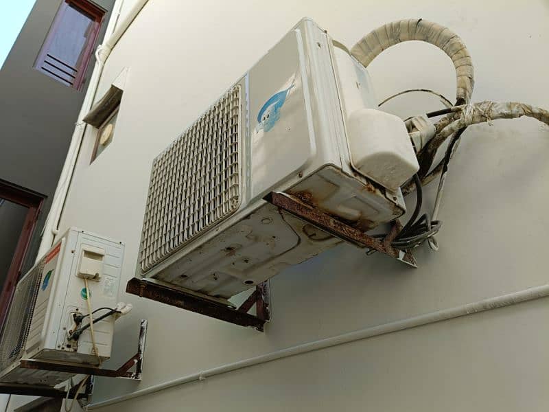 1.5 Ton Inverter Ac ( changhong Ruba) just like new 5