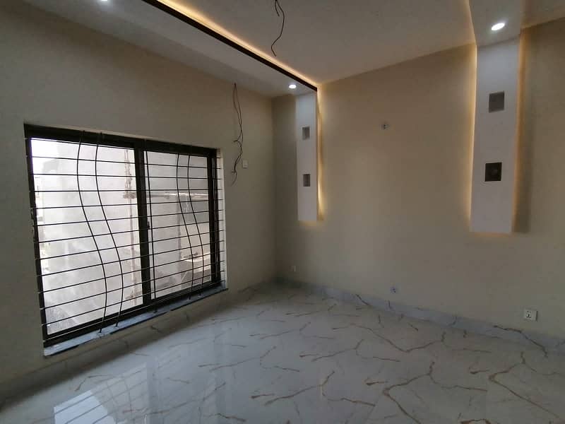 10 Marla House For sale Available In Gulshan-e-Ravi 2