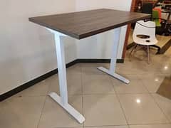 Electric height adjustable standing desk