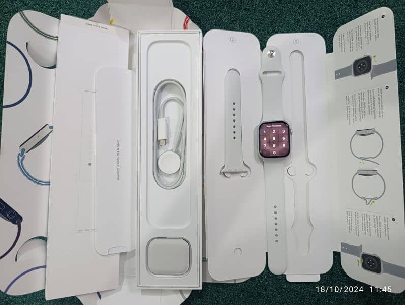 Apple Watch Series 8  45 mm (all white ) 2