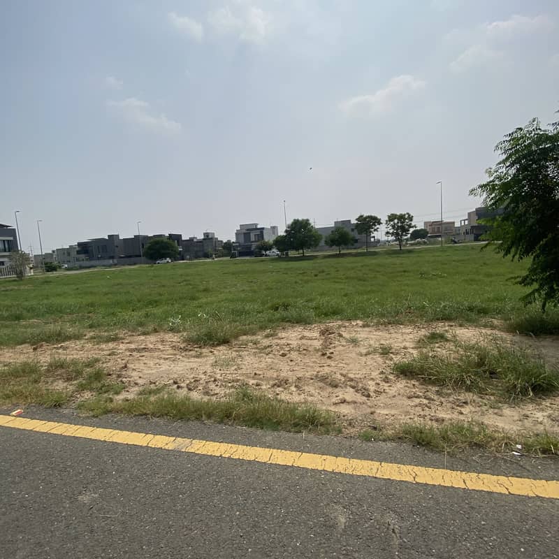 Phase 8 Z6 Kanal Near Huge Park and Main Road 1