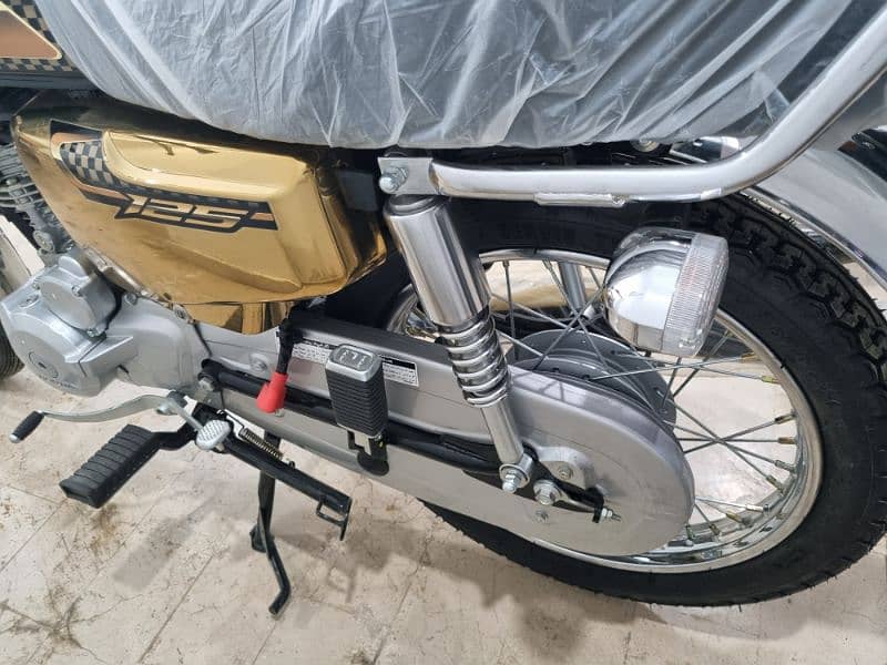 Honda CG-125 Gold Edition 2025 Zero Meter 4