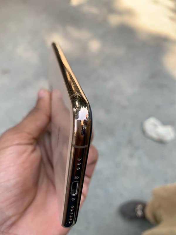 iPhone xs factory unlocked (256GB) 1