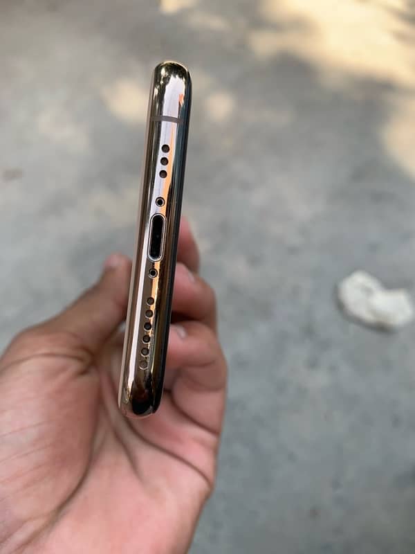 iPhone xs factory unlocked (256GB) 3