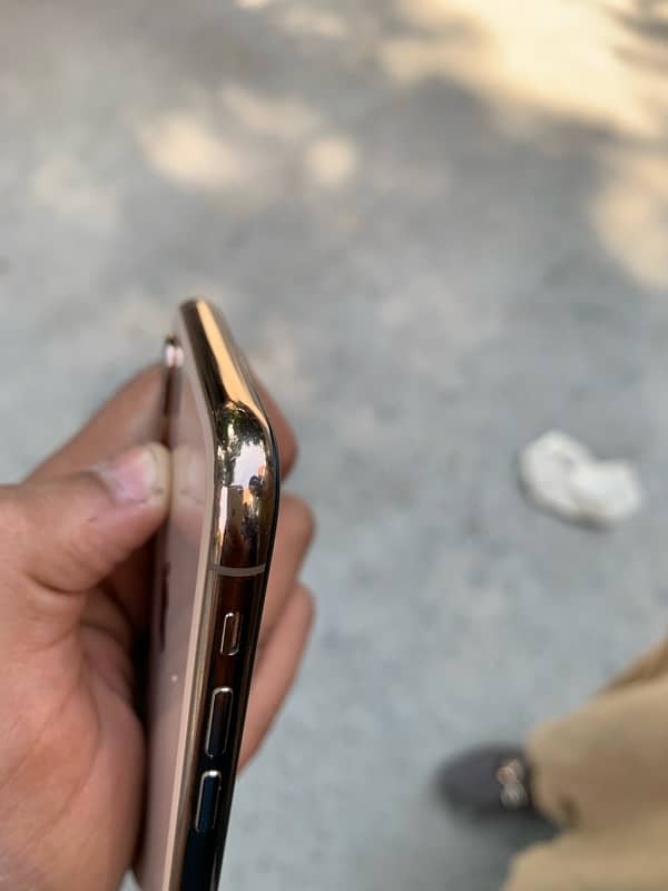 iPhone xs factory unlocked (256GB) 5