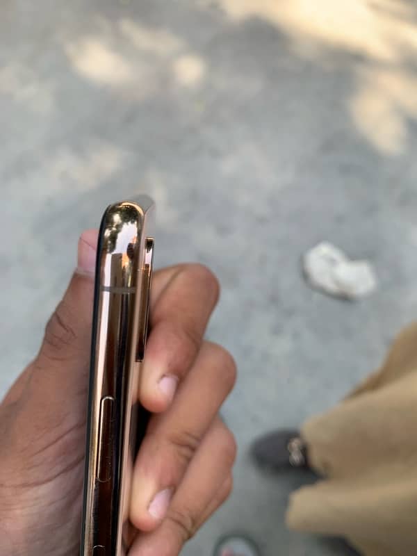 iPhone xs factory unlocked (256GB) 6