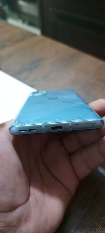 one plus 9r back glass damage 3