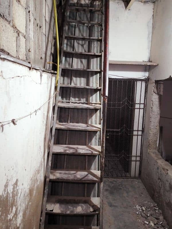 ladder. . sehdi hai bht mazboot for sale 4