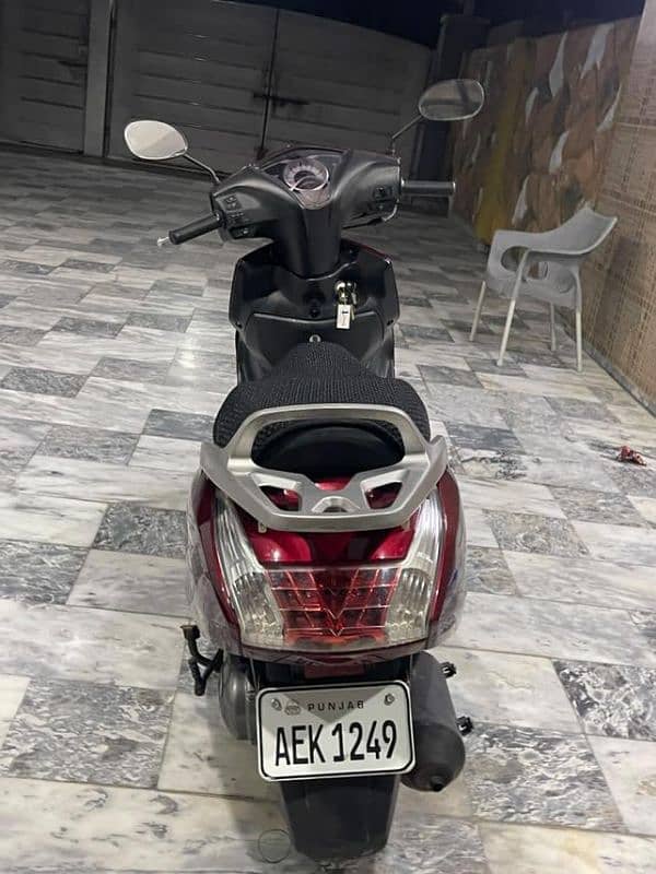 United 100 cc Scooty 4