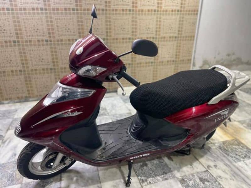 United 100 cc Scooty 5