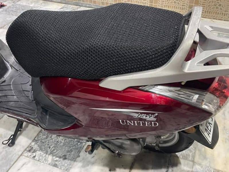 United 100 cc Scooty 6