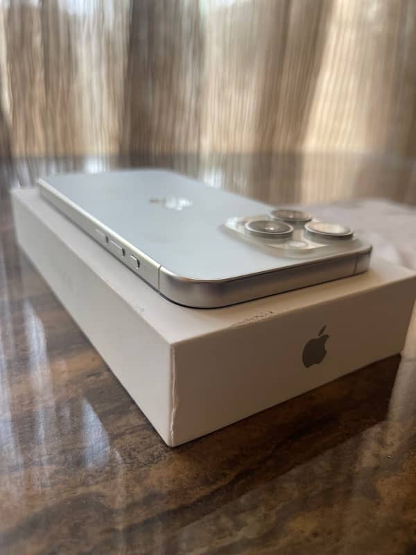 iPhone 15 Pro Max 256gb White 97% Health APPLECARE+ 10/10 Brand New 4