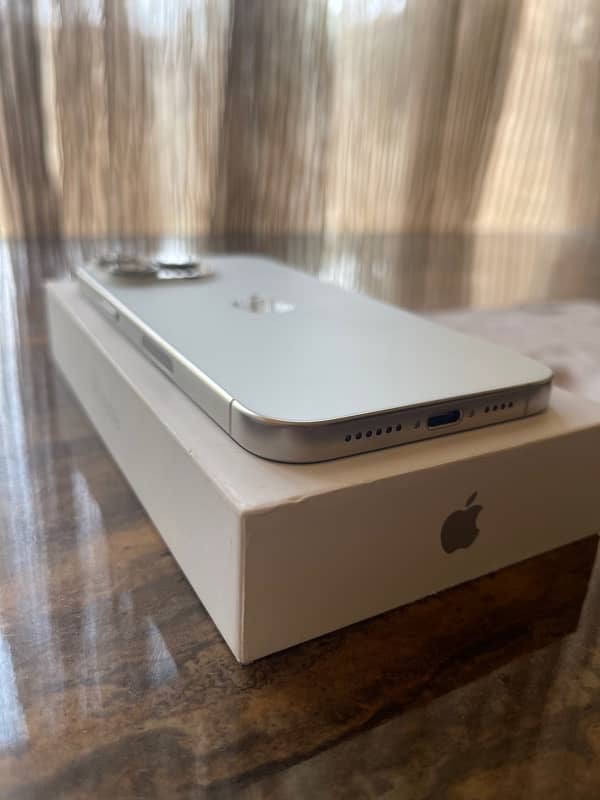 iPhone 15 Pro Max 256gb White 97% Health APPLECARE+ 10/10 Brand New 5