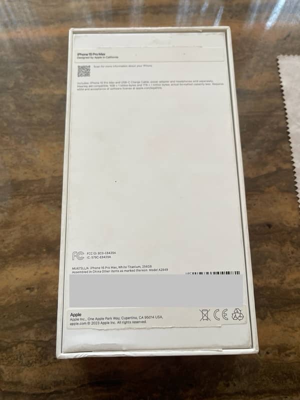 iPhone 15 Pro Max 256gb White 97% Health APPLECARE+ 10/10 Brand New 11