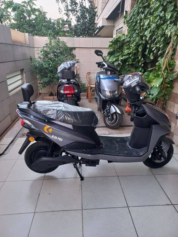 Road King Electric Scooty Model R-99 Pro For Sale 16