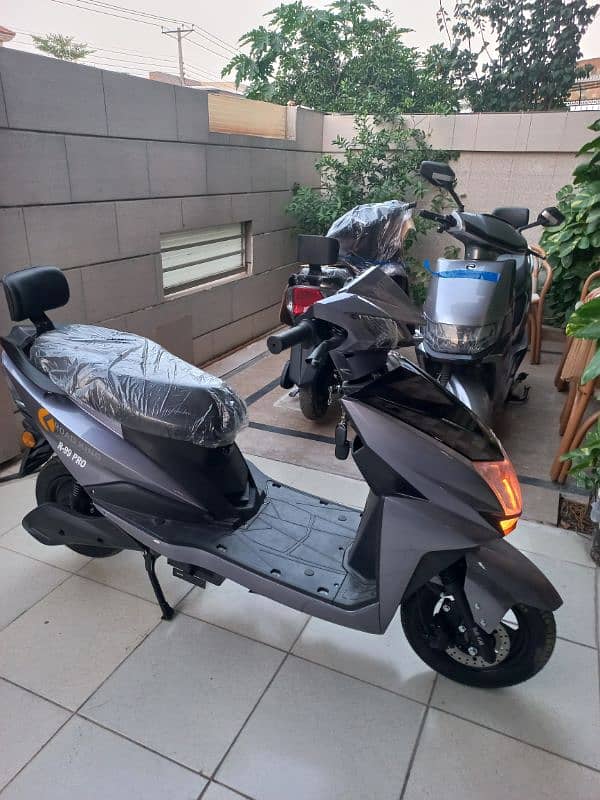 Road King Electric Scooty Model R-99 Pro For Sale 17