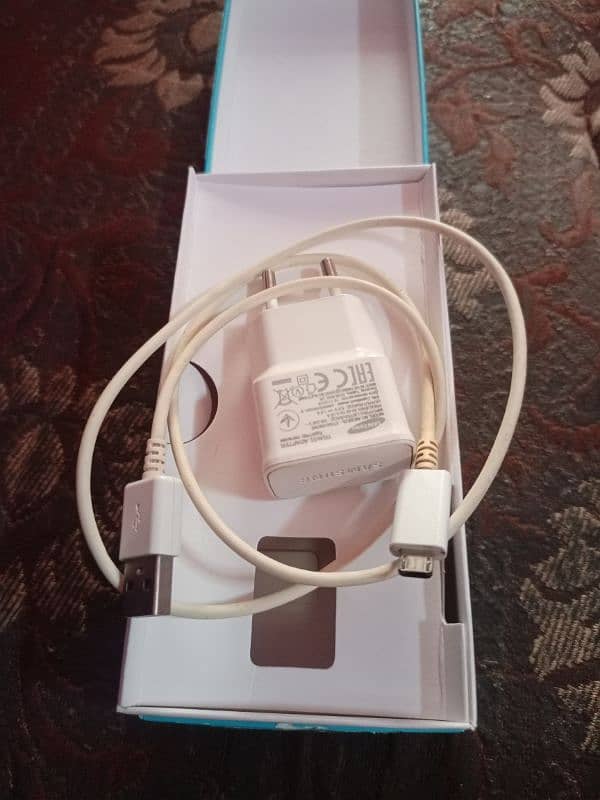 Samsung Galaxy J6 with Box & Charger 5