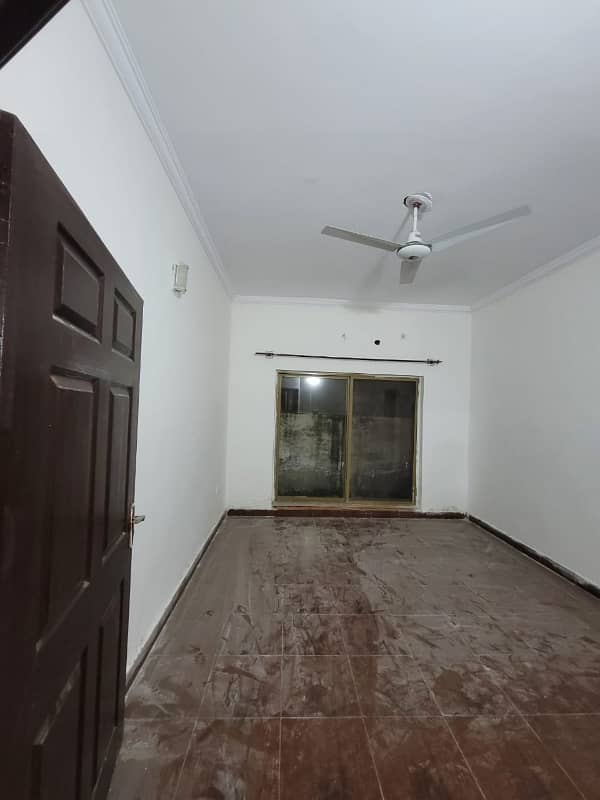 7 marla abubakar block  4 bed single unit  Nea market  School  Park house for rent visit any time 65000 final rent 7