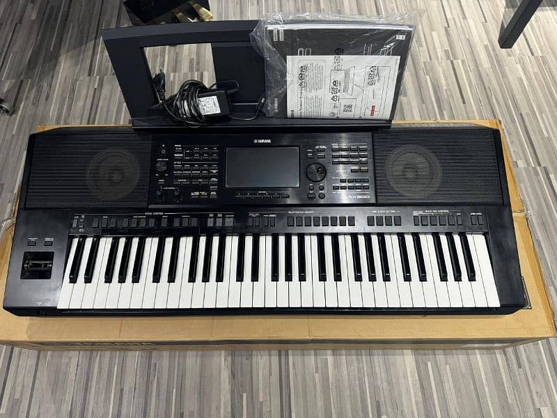 Yamaha psr sx900 with box and All Accessories. 1