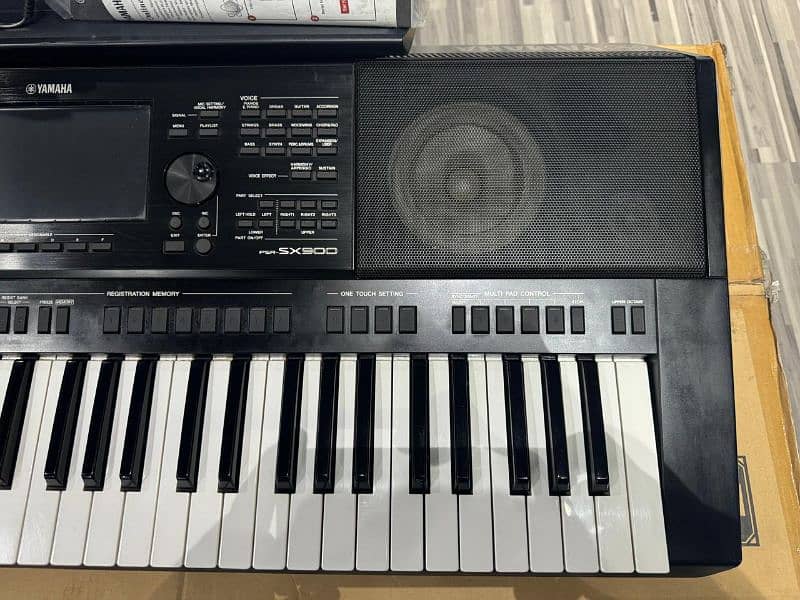 Yamaha psr sx900 with box and All Accessories. 3