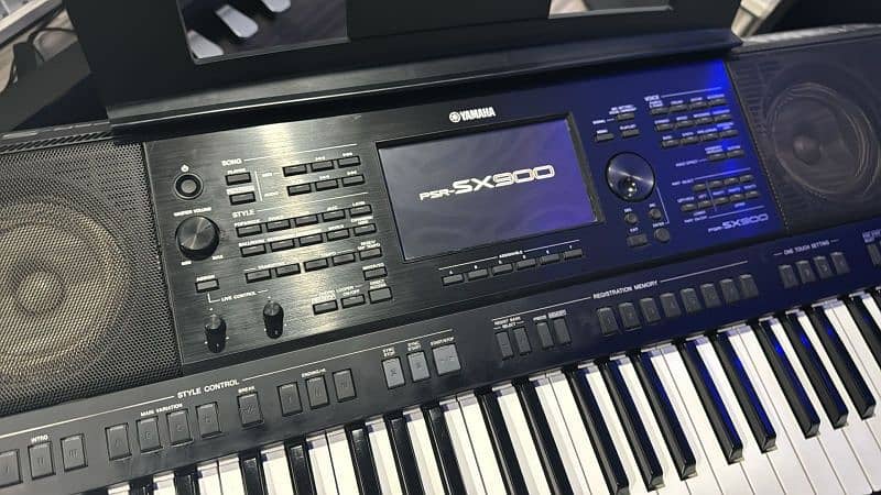 Yamaha psr sx900 with box and All Accessories. 11