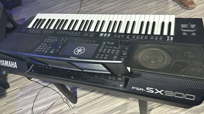 Yamaha psr sx900 with box and All Accessories. 12