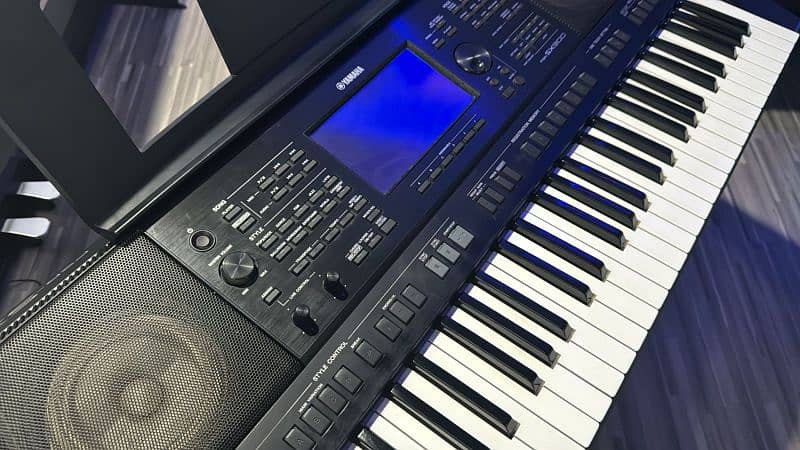 Yamaha psr sx900 with box and All Accessories. 14