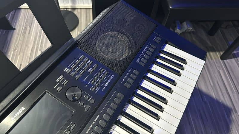 Yamaha psr sx900 with box and All Accessories. 15