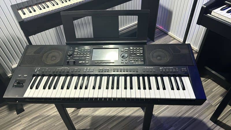 Yamaha psr sx900 with box and All Accessories. 16