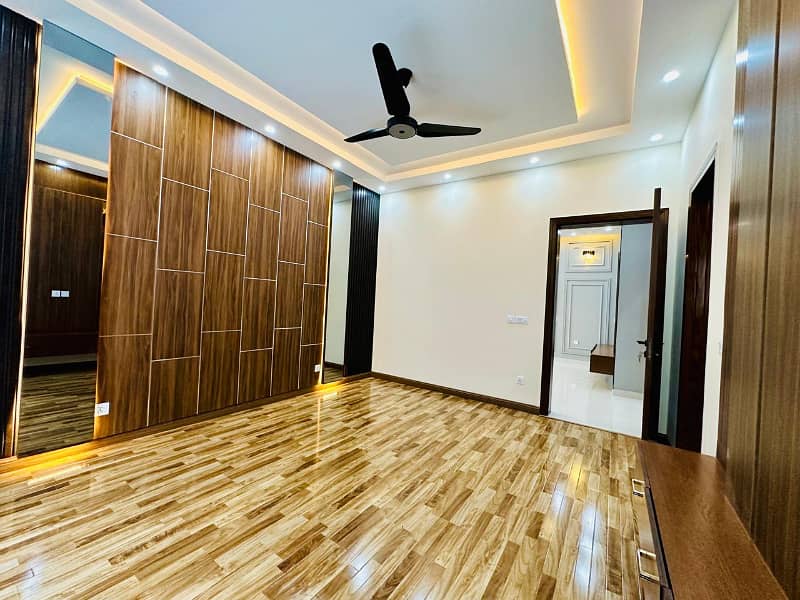 NEAR BY McDonald 20 MARLA LUXURIOUS HOUSE FOR SALE AT VERY HOT PRICE 2