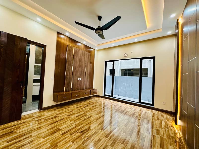 NEAR BY McDonald 20 MARLA LUXURIOUS HOUSE FOR SALE AT VERY HOT PRICE 4