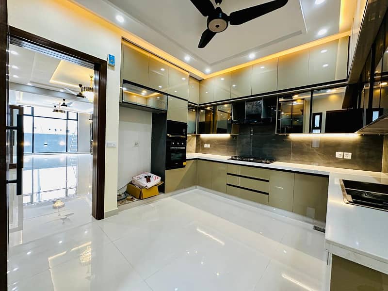 NEAR BY McDonald 20 MARLA LUXURIOUS HOUSE FOR SALE AT VERY HOT PRICE 5