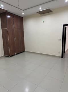 beautiful house room size is 17*17 big kitchen 24 hours security 0