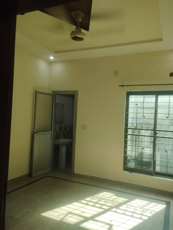 5 MARLA LOWER PORTION AVAILABLE FOR RENT IN GULSHAN E LHR NEAR TO PUNJAB SCHOOL AND MARKET 4