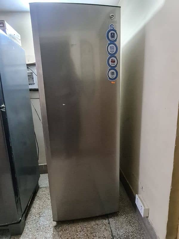 Pel Vertical deep freezer. 3