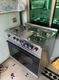 Kitchen stove with oven