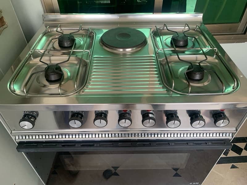 Kitchen stove with oven 1