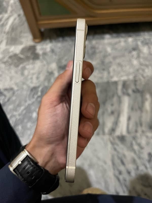 iphone 13 128 10/10 condition minor dot in screen 5