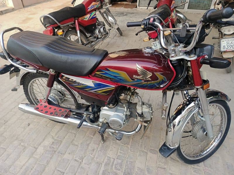 CD 70 Honda, one hand used contact 03006940449 3