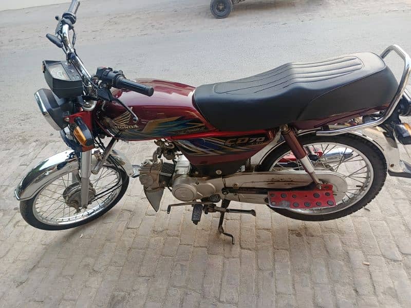 CD 70 Honda, one hand used contact 03006940449 5