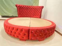 Round bed with mattress