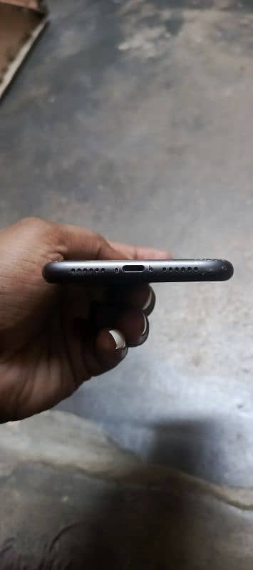 iphone 11 64 GB Black Colour 4