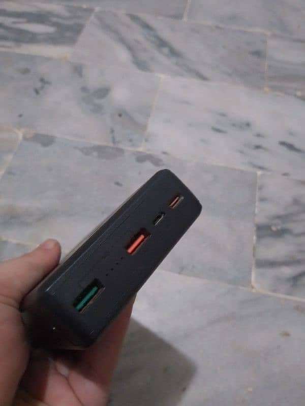 Aukey 30000 MAH Power Bank PB-Y7 2